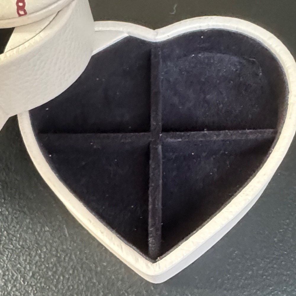 Leather Heart-Shaped White and Red Jewelry Pandora Jewelry Box - Picture 4 of 5